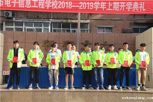10-2 优秀学生干部、优秀班干代表领奖.JPG