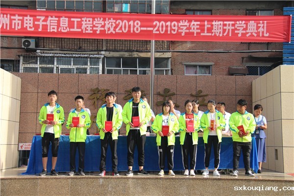 10-3文明学生、社会实践先进个人代表领奖.JPG
