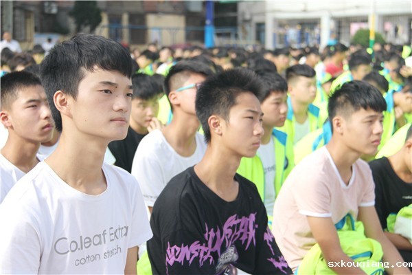 13学子们认真聆听.jpg