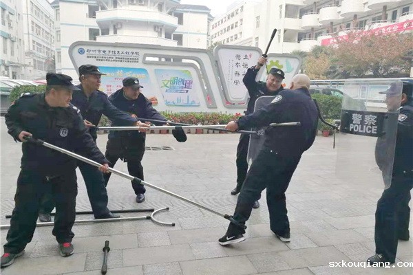 安保人员进行模拟演习.jpg