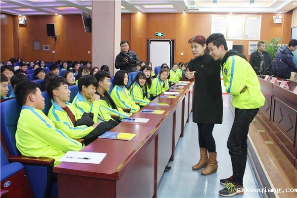 5郑州市红十字会资深专家丁莉娟老师举例讲述急救知识.jpg