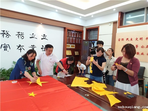 校纪委书记史秀丽和焦火锡副校长一起摆放五角星的位置.jpg