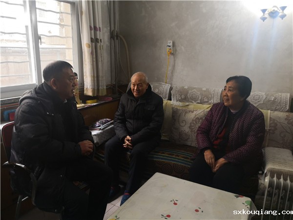 2.邀请老干部朱玲经常回校.jpg
