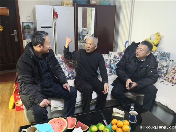 3.老干部黄玉清询问学校发展.jpg