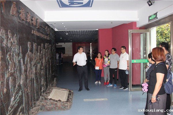 张凯书记为同志们讲解党的历史.jpg