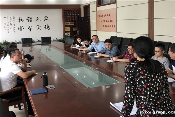 与会青年教师认真聆听.JPG