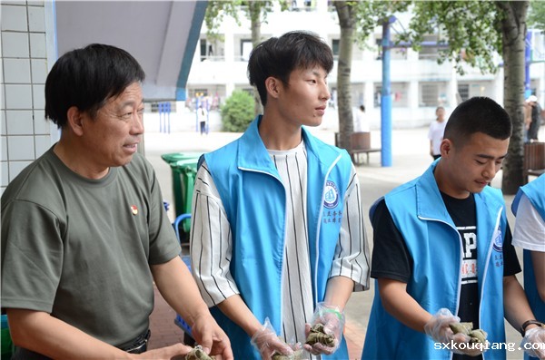 3高勤华副校长为同学们发粽子.JPG
