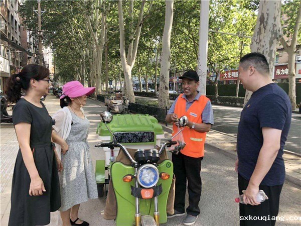 6将粽子送给环卫工人.jpg