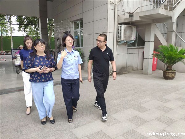 王丁彦警官听取综治办主任苗畬的情况汇报.jpg