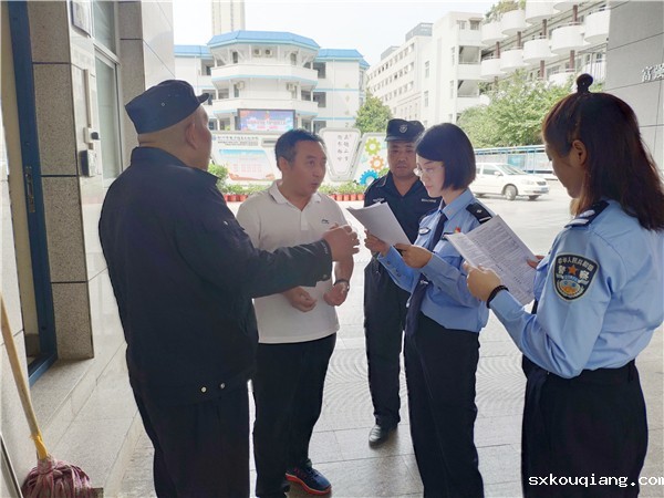 民警走进雷竞技最新进行安全排查.jpg
