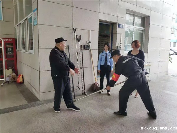 校园安保人员接受民警指导.jpg
