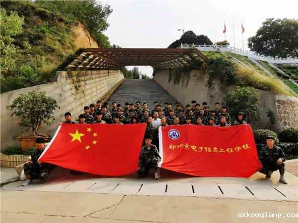 我和国旗合个影.jpg