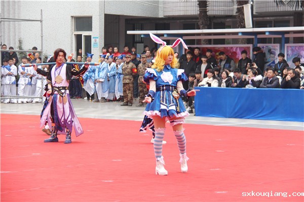 13 郑州市信息技术学校展示动漫原画设计与Cosplay真人秀.JPG