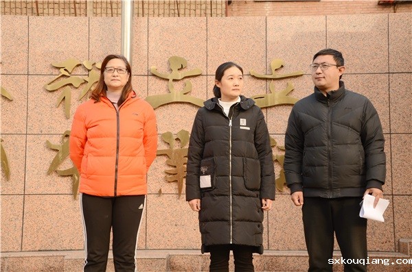 1领导小组成员与学校体育组老师一同查看阳光体育大课间获得开展情况.JPG
