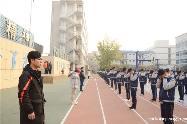 4班主任组织并陪同学生完成活动.JPG
