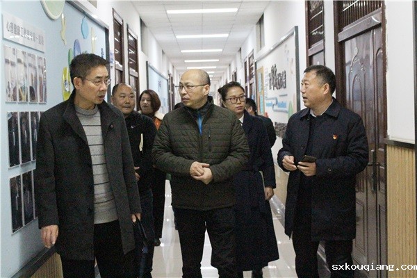 2参观综合实训楼.jpg