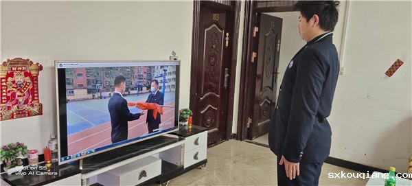 8学生在家参加升旗仪式.jpg