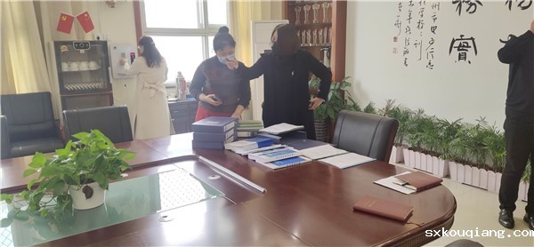 2于蓉副校长结合档案材料介绍学校安全工作落实情况.jpg