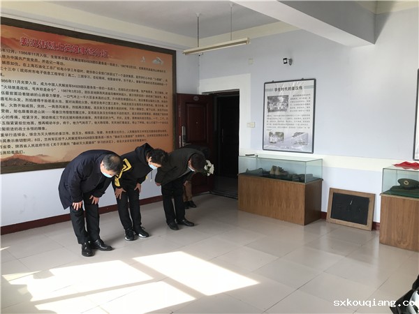 1-李京辉校长 高勤华副校长 姜汉丽老师向英雄鞠躬.jpg