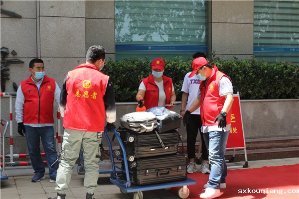 3.帮学生提行李消毒.JPG