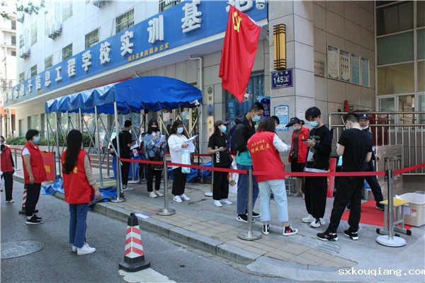 4.学生排队扫码进校园.JPG
