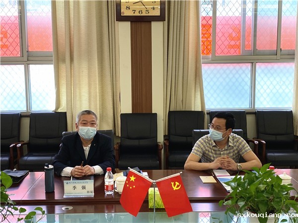 2 中国流通行业管理政研会副会长季强（左）及中国流通行业管理政研会中国药品检查自律工作委员会主任孙军波（右）.jpg