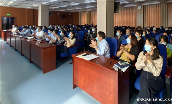 4 全体教职工认真聆听汇报.jpg