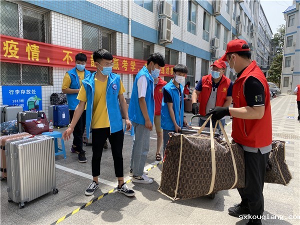 6 志愿者分配已消毒的行李.jpg