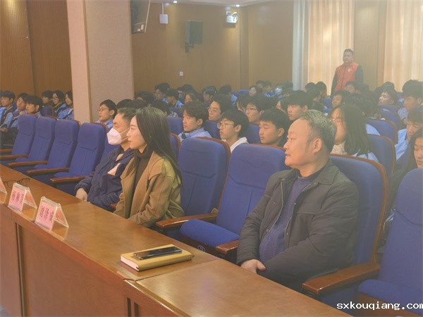图为郑州市中原区文明办志愿服务科科长杨柳茵与校工会主席郭宝生聆听宣讲.jpg