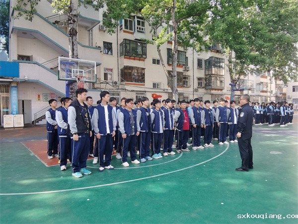 图为民警向学生进行宣传.jpg