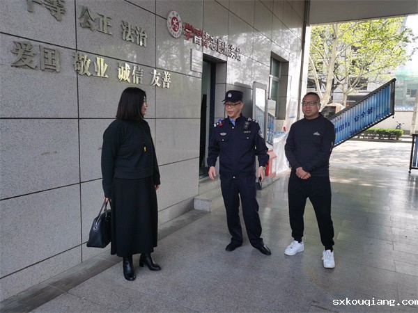 图张涛警官同副校长于蓉综治办主任苗畬交流.jpg