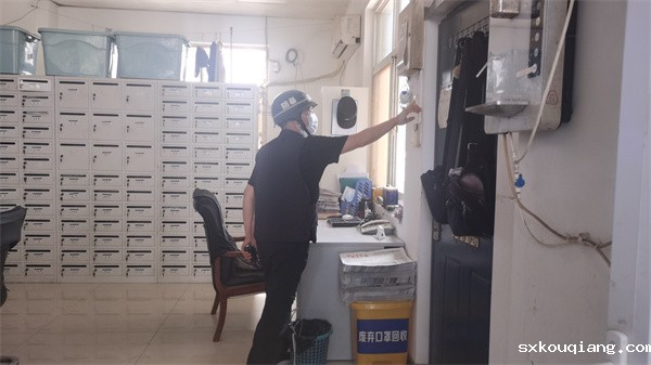 安保人员启动一键报警系统.jpg