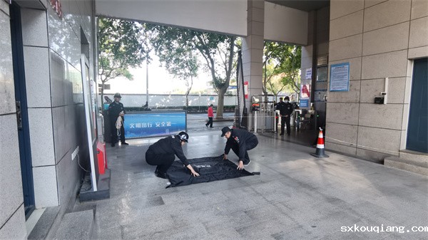 图为安保人员进行爆炸物处置演练.jpg