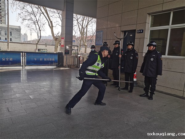 图为郭文瑞警官为安保人员讲解安保器械使用方法.jpg