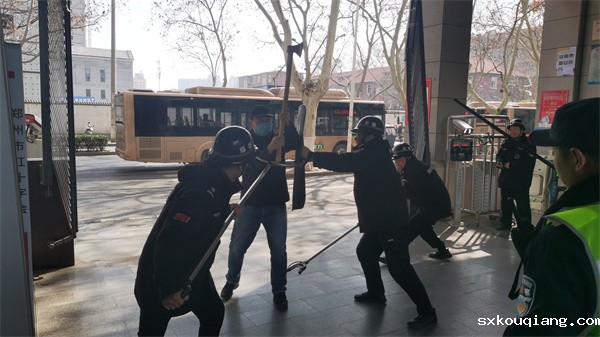 图为正在进行反恐演练.jpg