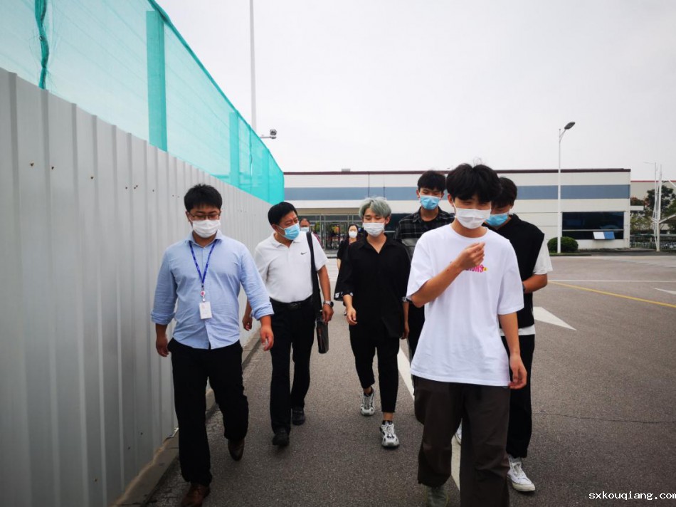 到车间看望学生，关怀学生的生产情况.png