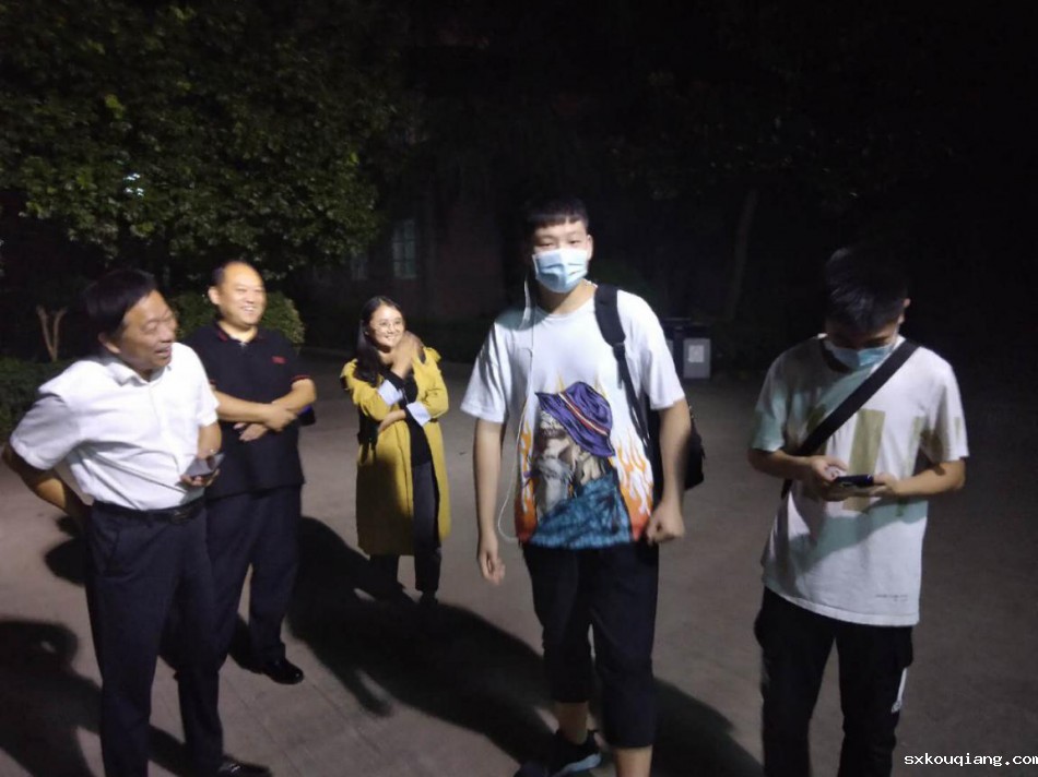 高校长到学生生活的区域慰问学生.png