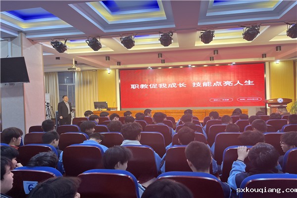 工业机器人工作室拉开讲座序幕.jpg