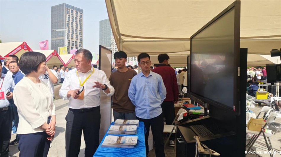 校党委书记、校长李京辉向市领导介绍展品.jpg