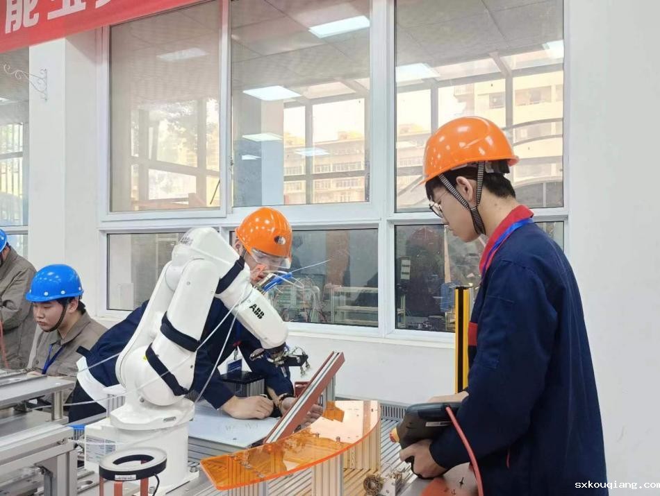 赛场上的选手们.jpg